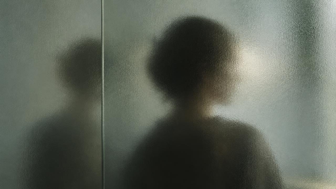 Silhouette einer Person hinter Milchglas, daneben ein verschwommenes Doppel