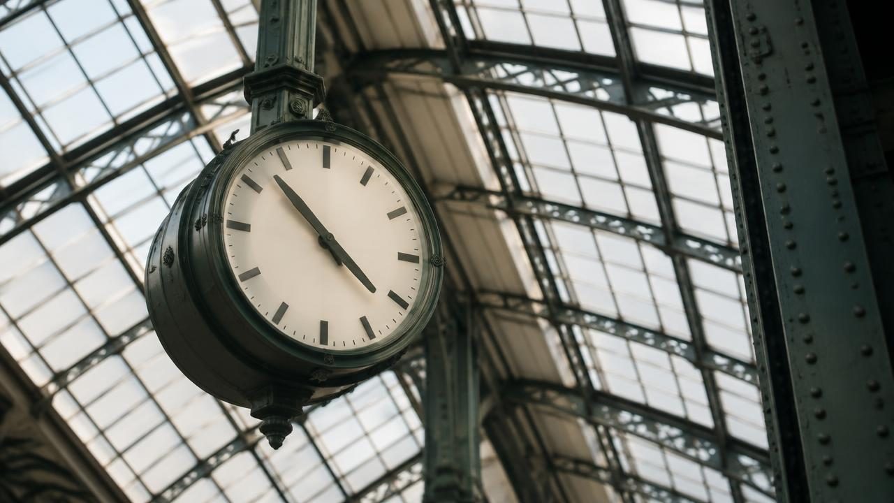 Bahnhofsuhr unter einem Stahl-Glas-Dach